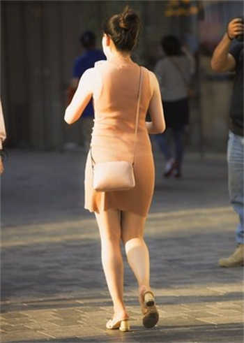 19岁学生追25岁女老师