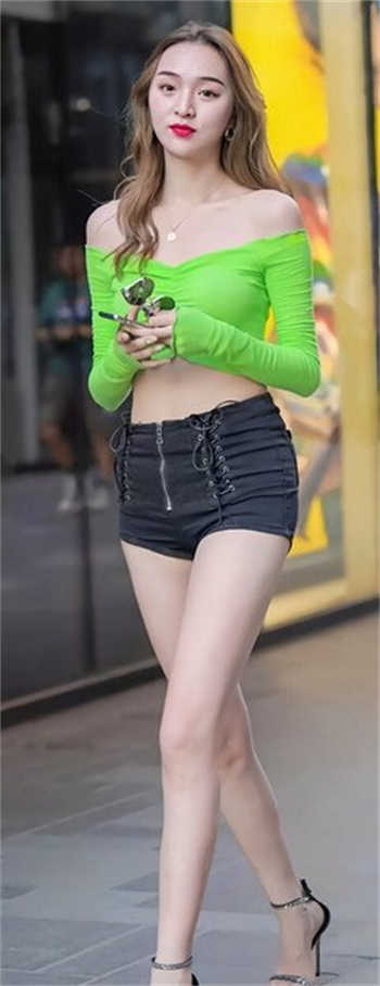 裙子脱到膝盖趴好挨打