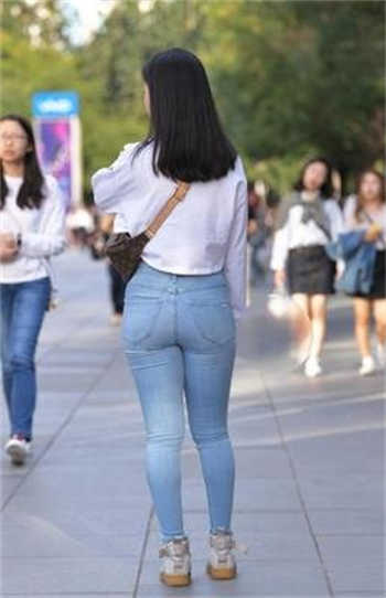 小丽嘴里塞着自己的袜子