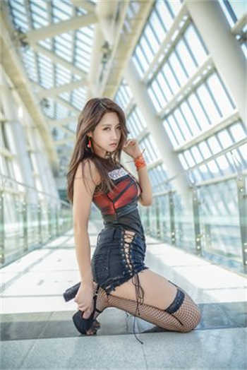 免费女人光着全身照片