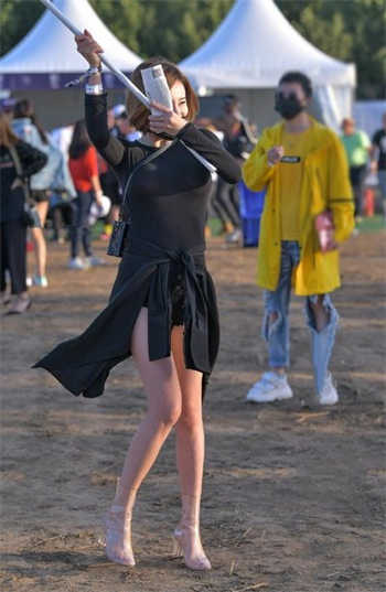 哺乳期涨奶别人吸小说