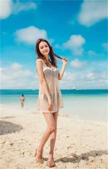 住宅榻榻米房间里的女人