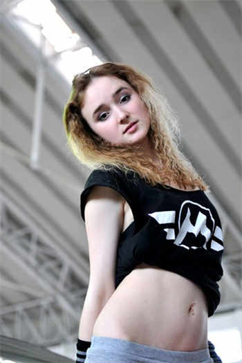 梅州碧桂园女销售照片