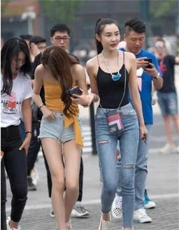 女子用刀切腹拉出肠子自尽