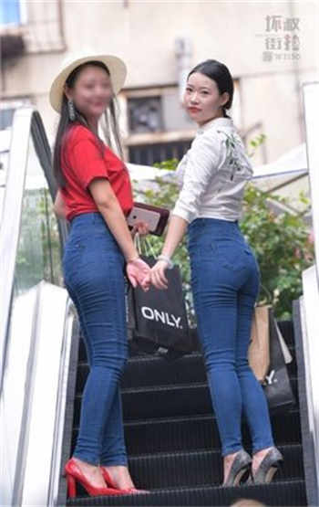 他的舌头滑过我的细缝