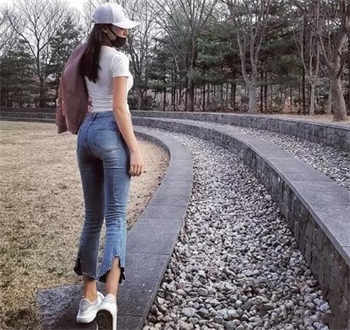 地铁蓝衣女子